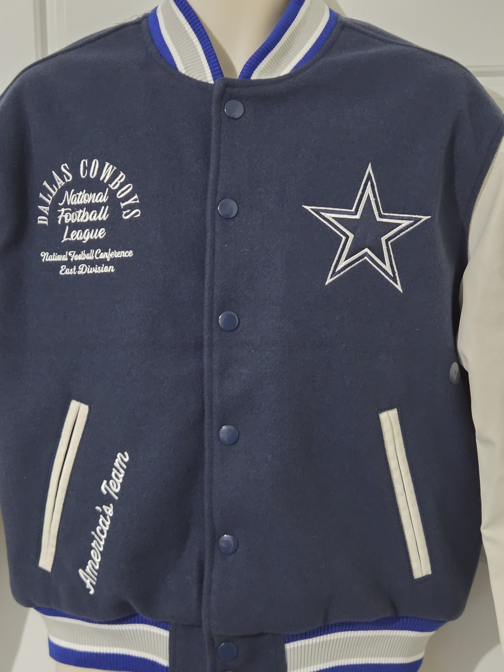 Men's Dallas Cowboys NFL Varsity Jacket Coat Blue/White Size S NWT - Picture 2 of 11